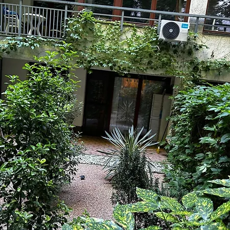 Exclusive With Private Garden * Budapeşte